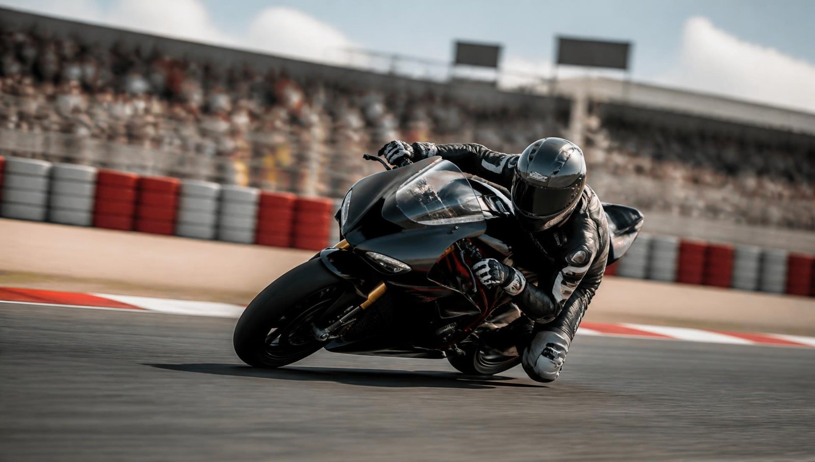 Moto de corrida preparada no box do paddock