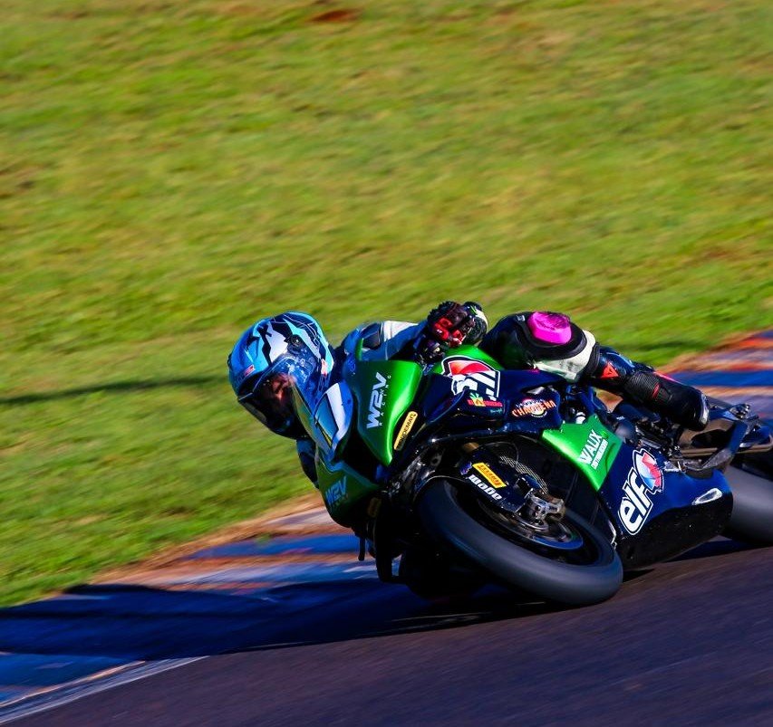 Motocicleta inclinada em curva de pista
