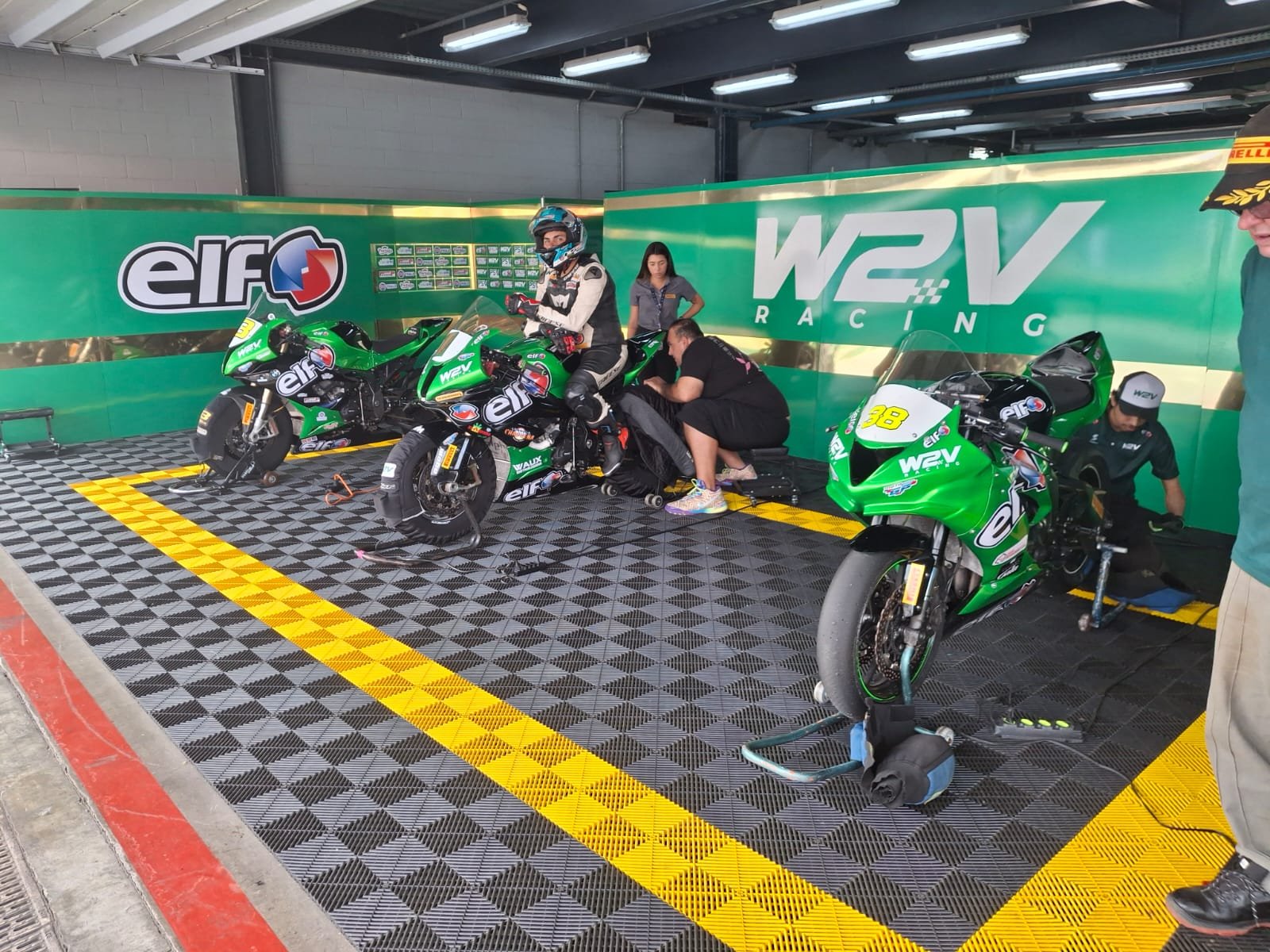 Equipe de motovelocidade preparando uma superbike no paddock