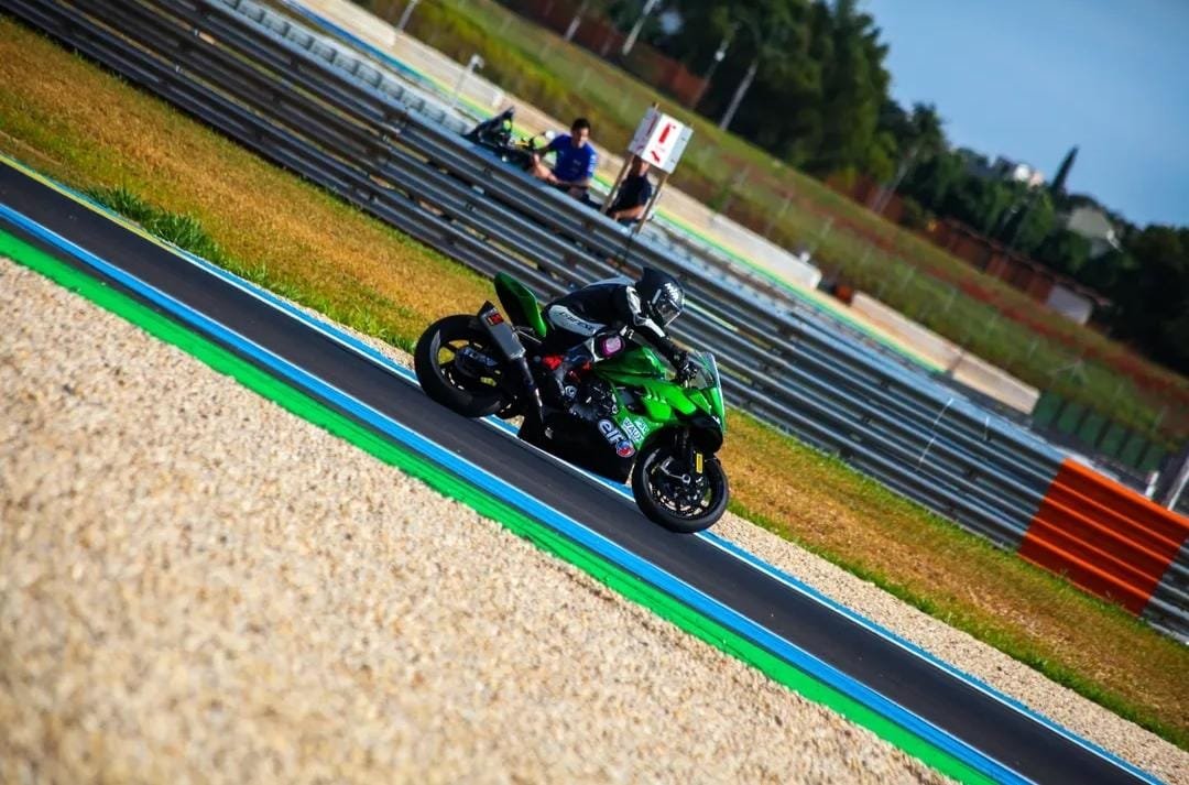 Motociclista da W2V Racing acelerando na pista