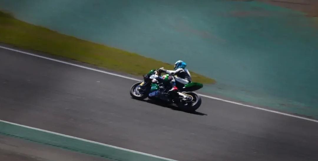Piloto W2V Racing acelerando na pista