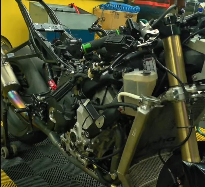 Motocicleta em manutenção na oficina W2V