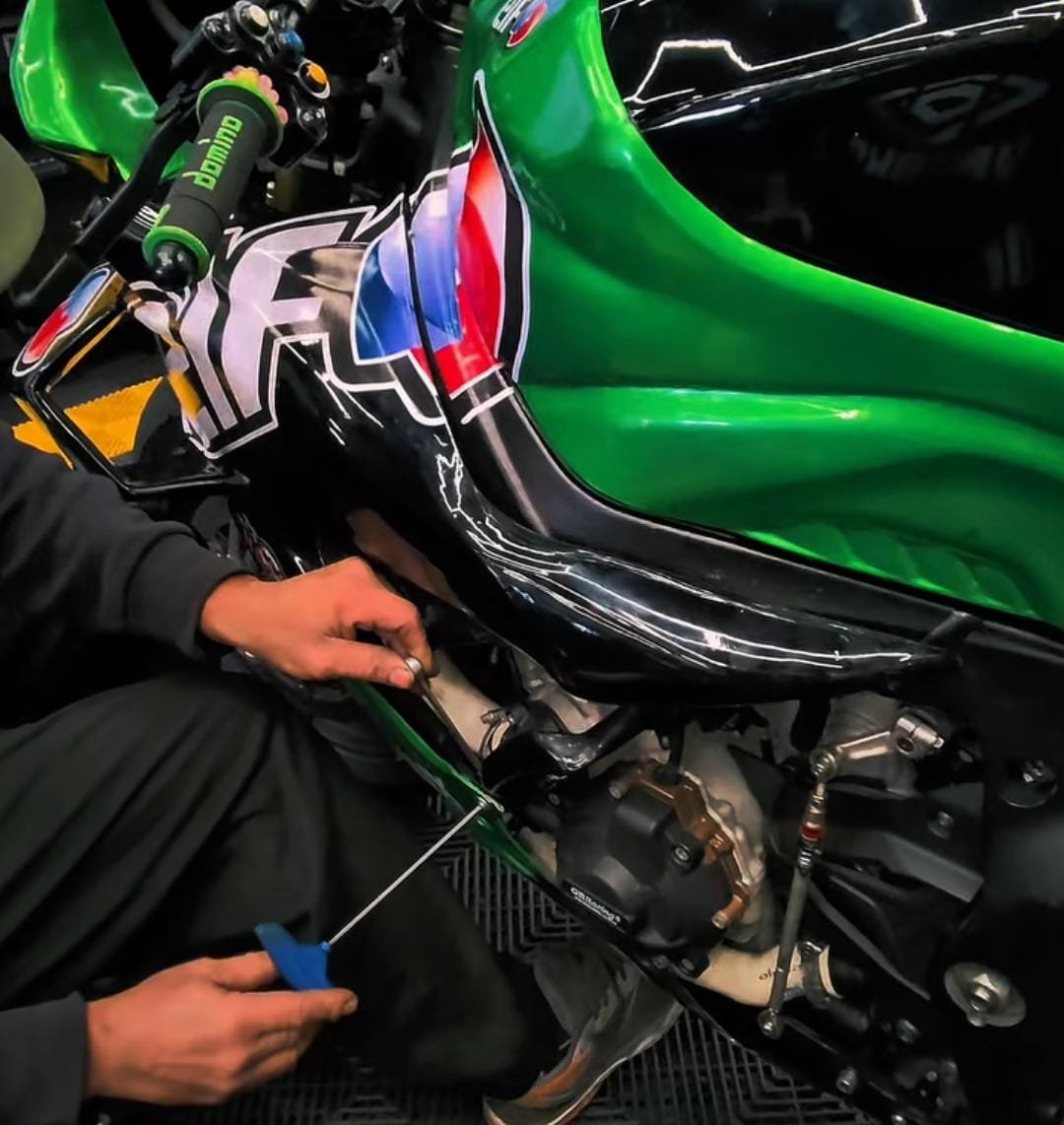 Manutenção técnica em motocicleta W2V